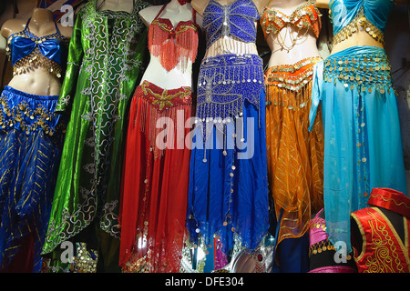 Türkei, Istanbul, Fatih, Sultanahmet, Kapalicarsi, Stall zu verkaufen traditionellen Kleidung auf dem Basar. Stockfoto