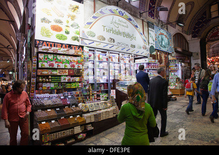 Türkei, Istanbul, Fatih, Sultanahmet, Kapalicarsi, laden mit traditionellen Lokum auf dem Basar. Stockfoto