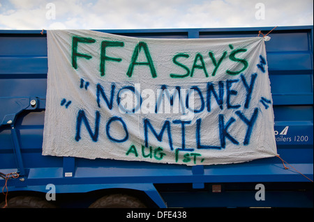 Milch-Protest gegen Robert Wiseman Molkerei, Droitwich, Worcestershire, UK, wo Landwirte ihre Traktoren verwendet, um Zugriff auf die Molkerei zu blockieren. Stockfoto