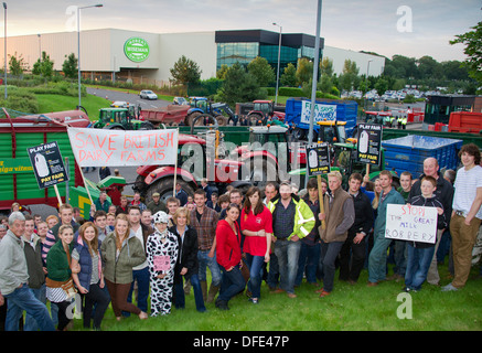 Milch Protest an der Robert Wiseman Molkerei, Droitwich, Worcestershire, Großbritannien, wo Bauern ihre Traktoren verwendet werden, um den Zugriff auf die Molkerei zu blockieren. Stockfoto