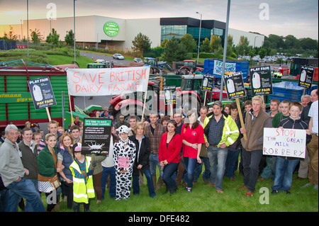 Milch Protest an der Robert Wiseman Molkerei, Droitwich, Worcestershire, Großbritannien, wo Bauern ihre Traktoren verwendet werden, um den Zugriff auf die Molkerei zu blockieren. Stockfoto