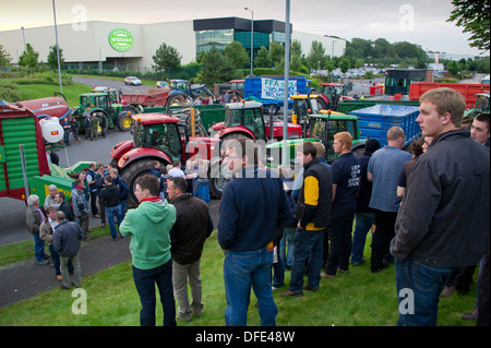 Milch-Protest gegen Robert Wiseman Molkerei, Droitwich, Worcestershire, UK, wo Landwirte ihre Traktoren verwendet, um Zugriff auf die Molkerei zu blockieren. Stockfoto