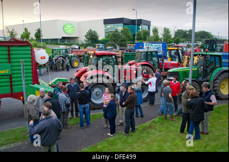 Milch Protest an der Robert Wiseman Molkerei, Droitwich, Worcestershire, Großbritannien, wo Bauern ihre Traktoren verwendet werden, um den Zugriff auf die Molkerei zu blockieren. Stockfoto