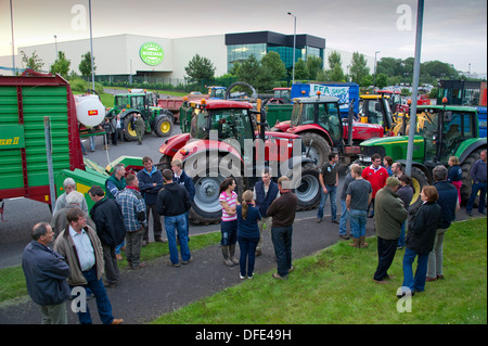 Milch Protest an der Robert Wiseman Molkerei, Droitwich, Worcestershire, Großbritannien, wo Bauern ihre Traktoren verwendet werden, um den Zugriff auf die Molkerei zu blockieren. Stockfoto