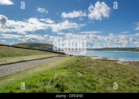 Blick von der SW Küstenweg entlang der Mündung des Camel in Richtung Padstow, Nordcornwall suchen. Stockfoto