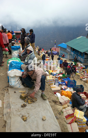 Marktstände in Namche Bazar, Nepal, Asien Stockfoto