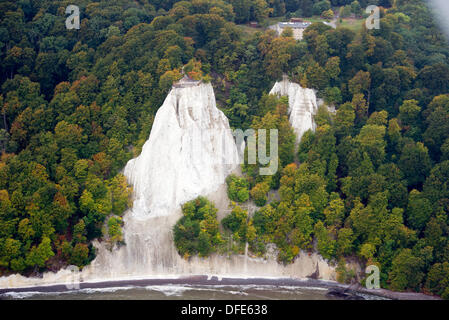 Sassnitz, Deutschland. 1. Oktober 2013. Die Kreidefelsen auf Rügen Insel in der Nähe von Sassnitz, Deutschland, 1. Oktober 2013. Die 117 Meter Vortrag Klippe ist das Symbol des Nationalparks Jasmund. Teile der Klippen Zusammenbruch oft wechselnden Küste Schlagschnur. Foto: STEFAN SAUER/Dpa/Alamy Live News Stockfoto