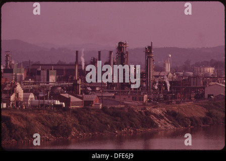 ABEND-BLICK AUF DIE MONSANTO UND FMC CHEMISCHEN UNTERNEHMEN BEI NITRO AUF DEM KANAWHA RIVER, GESEHEN VOM INTERSTATE 64 551156 Stockfoto