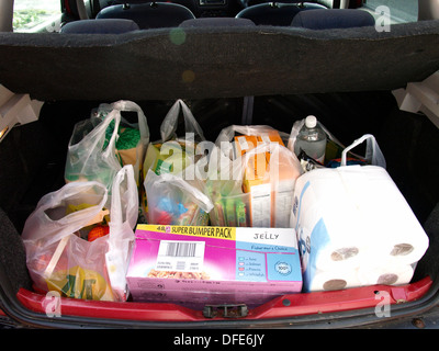 Shopping von Morrisons im Kofferraum eines Autos, UK Stockfoto