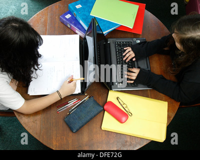 Zwei Mädchen im Teenageralter Hausaufgaben nach der Schule, UK Stockfoto