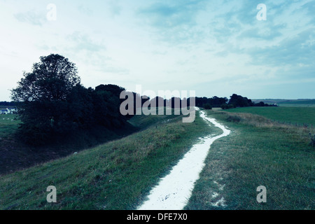 Weg entlang der äußeren Bank. Der äußere Graben und Bank sind neolithischen Erdarbeiten rund um Avebury Stone Circle. Wiltshire. VEREINIGTES KÖNIGREICH. Stockfoto