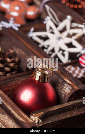Rote Weihnachtskugel in alte Holzkiste Stockfoto