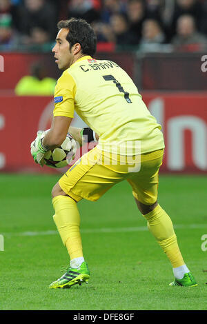 Leverkusen, Deutschland. 2. Oktober 2013. San Sebastian Claudio Bravo während der Champions League-Gruppe A-Partie zwischen Bayer Leverkusen und Real Sociedad San Sebastian in der BayArena in Leverkusen, Deutschland, 2. Oktober 2013. Foto: Revierfoto/Dpa/Alamy Live News Stockfoto