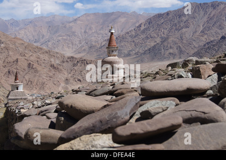 Stupas in der Nähe von Hemis Kloster, Ladakh, Indien Stockfoto