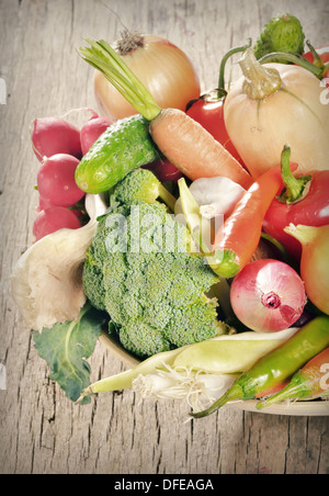 Frisches Gemüse im Korb auf Holztisch Stockfoto