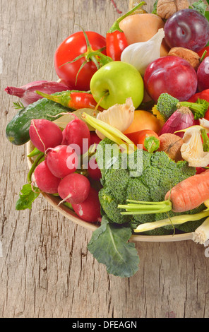 fresh fruits and vegetables on wooden table Stockfoto