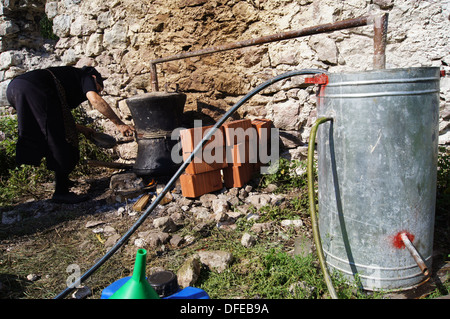 Herstellung Raki in Thethi Dorf, Albanien Stockfoto