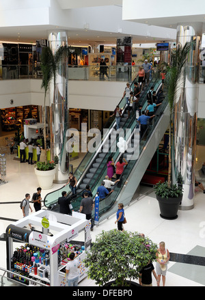 Shopping Center zeigt die Öffentlichkeit mit der Rolltreppe zwischen den Stockwerken Funchal Madeira Portugal Stockfoto