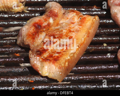 gegrillte Rippchen auf dem Grill Stockfoto