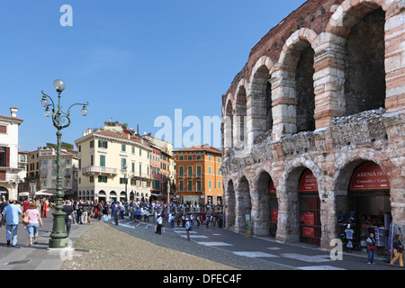 Arena von Verona (römisches Amphitheater) und Piazza Bra, Verona, Emilia-Romagna, Italien Stockfoto