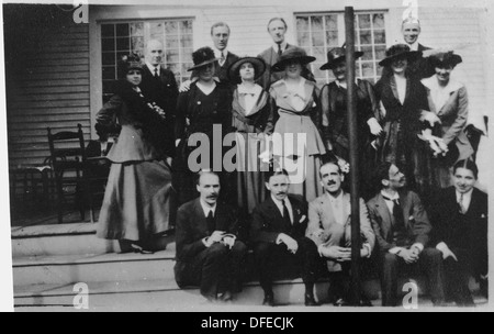 Eine informelle Gruppenaufnahme von Franklin D. Roosevelt, aufgenommen im Dutchess County, New York. Dieses Foto zeigt einen Moment von Roosevelts öffentlichem Leben während seiner Präsidentschaft. Stockfoto