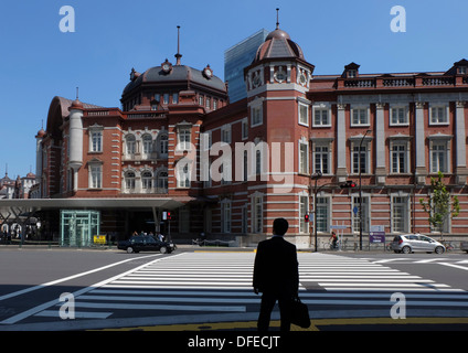 Japanischen Geschäftsmann stoppen an einer roten Ampel, Tokyo Station Stockfoto