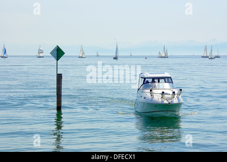 Kleines Motorboot kommt In Stockfoto