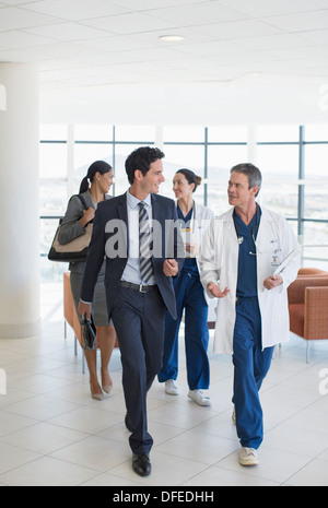 Ärzte und sprechen im Krankenhaus-Administratoren Stockfoto