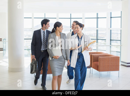 Ärzte und Geschäftsleute sprechen Stockfoto