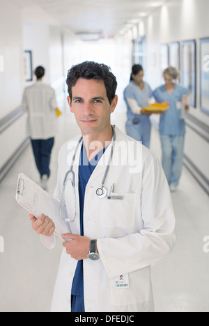 Porträt von lächelnden Arzt im Krankenhaus Stockfoto