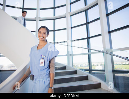 Porträt von lächelnden Krankenschwester auf Treppe Stockfoto