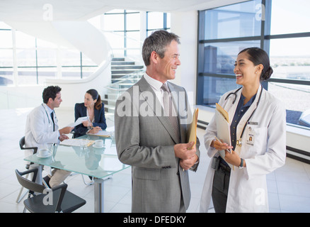 Geschäftsmann und Arzt reden in treffen Stockfoto