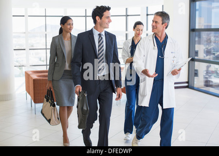 Ärzte und Geschäftsleute sprechen im Krankenhaus Stockfoto