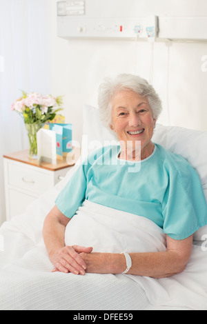 Porträt des Lächelns Altern Patienten im Krankenhausbett Stockfoto