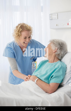 Krankenschwester und Senior Patient im Krankenzimmer im Gespräch Stockfoto