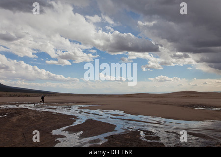 Das Wasser des Medano Creek fließt kurz über eine sandige waschen vor dem verschwinden, Great Sand Dunes National Park, Colorado. Stockfoto