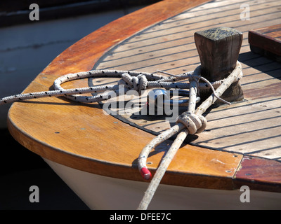 Seile auf das Holzboot Stockfoto