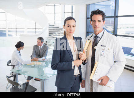 Porträt von sicher Arzt und Geschäftsfrau in treffen Stockfoto