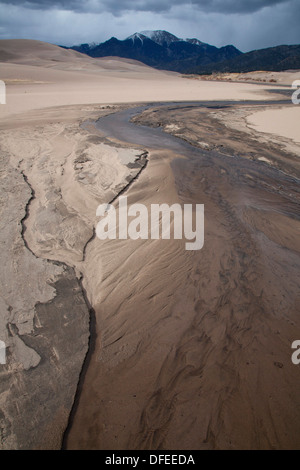 Das Wasser des Medano Creek fließt kurz über eine sandige waschen vor dem verschwinden, Great Sand Dunes National Park, Colorado. Stockfoto