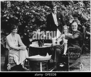 Dieses Foto zeigt Franklin D. Roosevelt, den 32. Präsidenten der Vereinigten Staaten, mit seiner Frau Eleanor Roosevelt und ihren Kindern John und Sistie, im Hyde Park, New York, 1960. Stockfoto