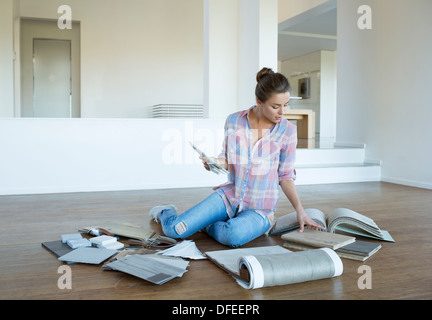 Frau, Teppich und Fliesen Farbfelder Erdgeschoss im neuen Haus anzeigen Stockfoto