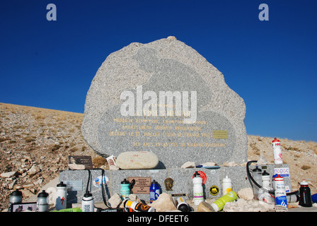 2012, Mont Ventoux, Provence, Frankreich. Radfahrer Wasserflaschen sitzen auf dem Denkmal des legendären britischen Radfahrers Tom Simpson, der während der Tour de France 1967 tragisch an Hitzeerschöpfung auf dem Berg starb. Stockfoto