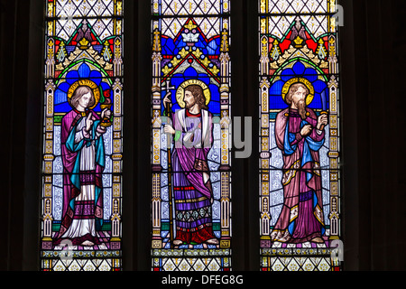 Glasfenster in St Mary Magdalene Kirche, Battlefield, Shrewsbury, zeigt Jünger Johannes, Philippus und Bartholomäus. Stockfoto