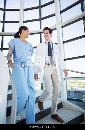 Arzt und Krankenschwester reden auf Treppe Stockfoto