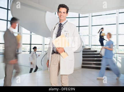 Arzt mit Ordnern im Krankenhaus Stockfoto