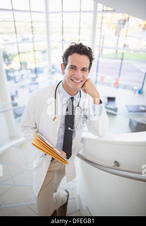 Porträt des lächelnden Arztes auf Treppen im Krankenhaus Stockfoto