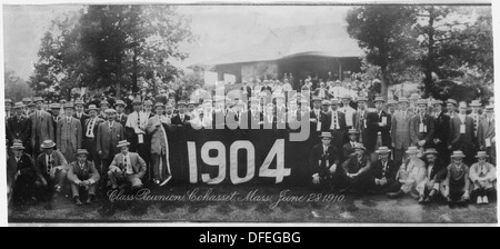 Das Bild zeigt eine Gruppenaufnahme von Präsident Franklin D. Roosevelt in Cohasset, Massachusetts. Es fängt einen Moment im Leben des 32. US-Präsidenten ein und zeigt seine Verbindung zur lokalen Gemeinschaft. Stockfoto