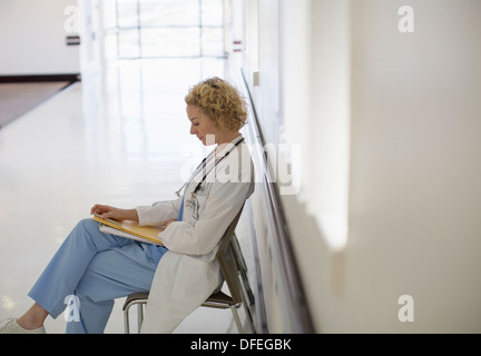 Überprüfung der medizinischen Diagramm im Krankenhausflur Arzt Stockfoto