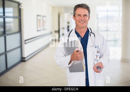 Porträt von lächelnden Arzt im Krankenhausflur Stockfoto
