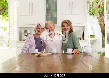 Frauen in Führungspositionen Kaffeetrinken in Küche Stockfoto